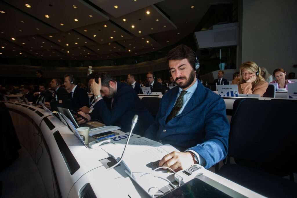 EL VICEPRESIDENTE DE LA JUNTA ABOGA EN BRUSELAS POR RECUPERAR EL EQUILIBRIO ROTO ENTRE EL LOBO Y EL HOMBRE 4 lagaceta.es