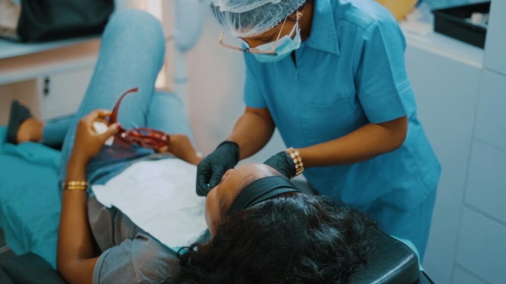 Avances Significativos en la Atención Primaria y Listas de Espera en el Sistema Nacional de Salud 5 a woman getting her teeth checked by a dentist