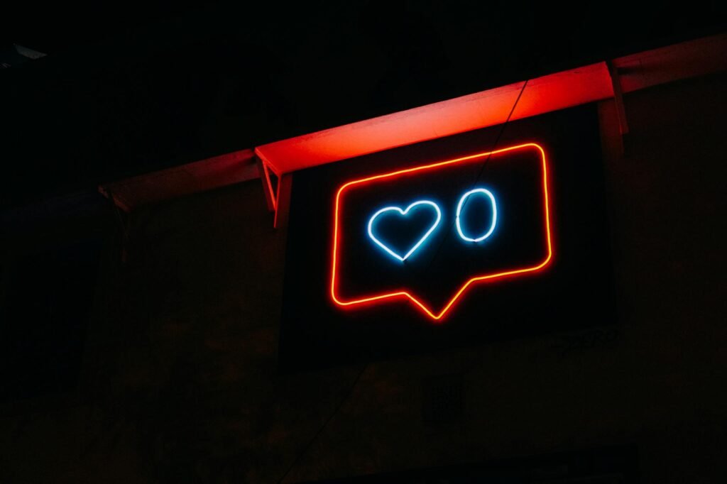 Pornhub, Xvideos y Stripchat, deberán cumplir la ley de Servicios Digitales 4 heart and zero neon light signage