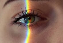 Cómo suavizar las arrugas de los ojos, según un cirujano plástico. 81 anonymous woman with rainbow light on face