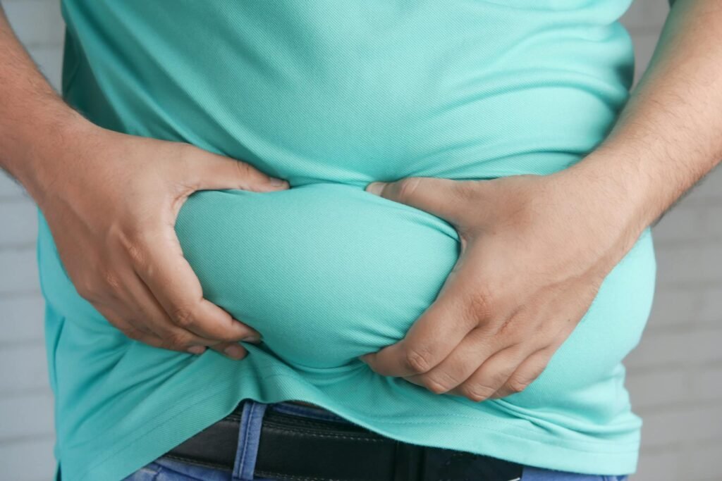 La obesidad ya es la forma más común de malnutrición en la mayoría de países 5 a person holding his belly fat